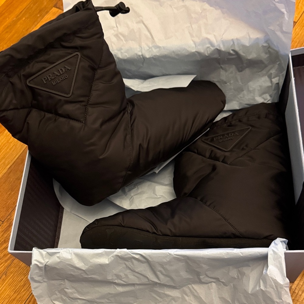 BNWB , very unique.  Bought overseas , Milano Logo Box with Black Emblem